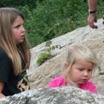 Karoline og Kristine i fossilveggen